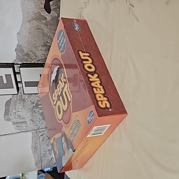 Hasbro Speak Out Board Game Family Fun Gift Ridiculous 10 Mouthpieces New Sealed - Picture 4 of 5